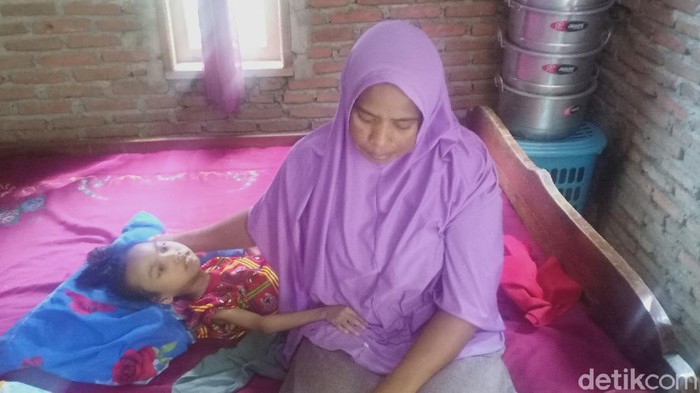Ibu Murni di Barru, Sulsel harus merawat putrinya yang lumpuh sejak lahir dengan keterbatasan biaya. (Hasrul/detikcom)