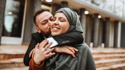 Bolehkah Pasutri Bercinta Saat Puasa? Begini Hukum dan Dendanya
