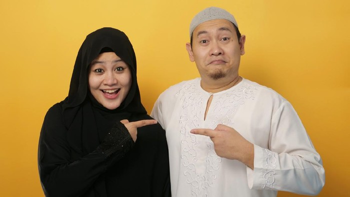 Happy Asian muslim couple proud of each other, pointing and smiling, lovefamily  good relationship concept