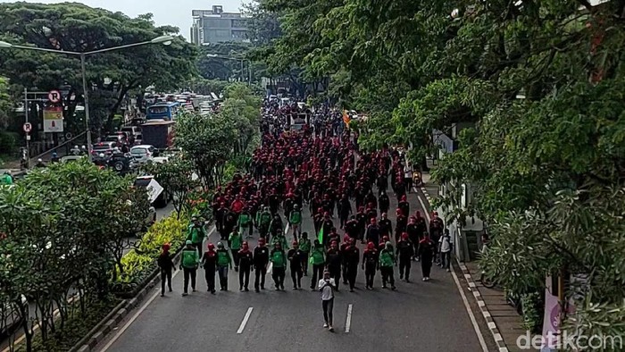Jalan Pasteur mengalami kemacetan akibat longmarch buruh