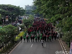 Massa Buruh Masih Bergerak ke Gedung Sate, Kawasan Pasteur Macet