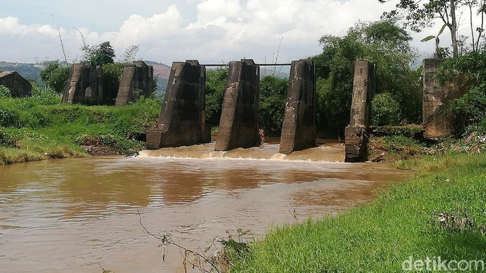 Jembatan peninggalan Belanda di Sumedang terbengkalai
