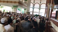 Suasana sebelum jenazah Ameer Azzikra disholatkan. Foto: Hanif Hawari/detikcom