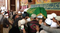 Sholawat terdengar disepanjang prosesi tersebut. Foto: Hanif Hawari/detikcom