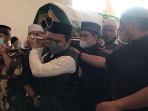 Syakir Daulay Cium Kening Ameer Azzikra: Jenazahnya Wangi