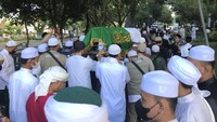 Jenazah Ameer Azzikra kemudian dibawa ke masjid untuk disholatkan. Foto: Hanif Hawari/detikcom