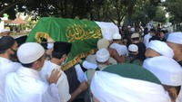 Jenazah Ameer Azzikra sudah tiba di lokasi pemakaman. Foto: Hanif Hawari/detikcom