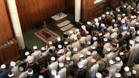 Jenazah Ameer Azzikra disholatkan oleh ratusan pelayat. Foto: Hanif Hawari/detikcom