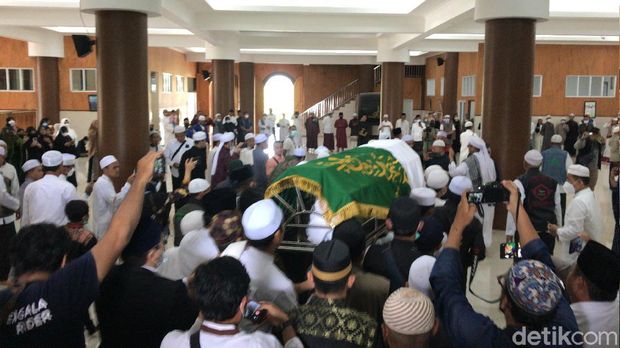 Jenazah Ammer Azzikra Tiba di Ponpes Azzikra Gunung Sindur