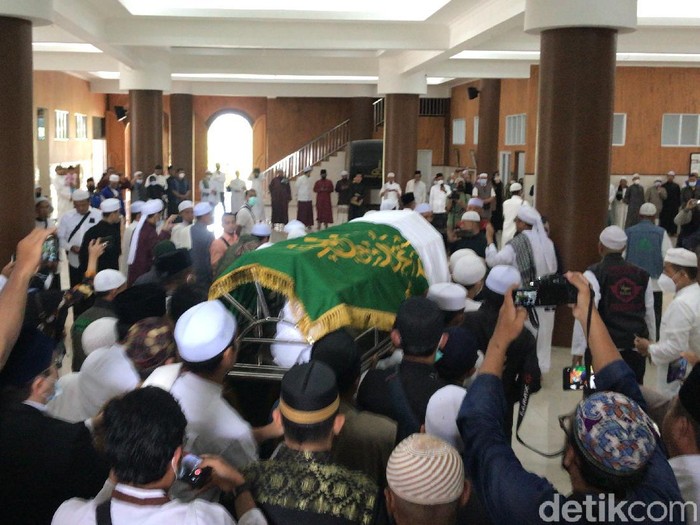 Jenazah Ameer Azzikra Tiba di Ponpes Azzikra Gunung Sindur