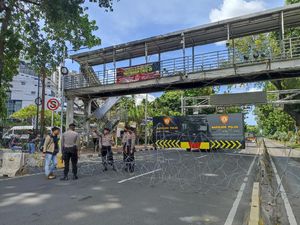 Jelang Demo Buruh, Lalin Patung Kuda ke Istana Ditutup Kawat Berduri