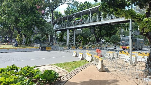 Jl Medan Merdeka Barat menuju ke arah istana ditutup, Senin (29/11/2021) pukul 13.57 WIB