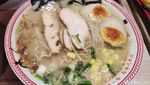 Sluurp! Ramen Hangat Berkuah Kaldu Kental dengan Topping Berlimpah
