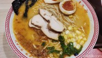 Para penggemar ramen berkuah pedas wajib coba menu satu ini. Tori Karai Ramen disajikan dengan kuah oranye kemerahan yang rasanya pedas nendang. Ramen kuah yang pedas ini pas jadi santapan saat cuaca sedang dingin.  Foto: detikFood/Devi S. Lestari