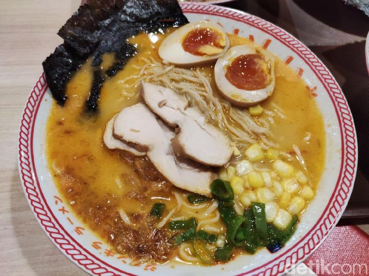 Sluurp! Ramen Hangat Berkuah Kaldu Kental dengan Topping Berlimpah
