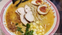 Kalau kamu suka ramen dengan sensasi rasa kaldu yang gurih asin, bisa pesan Tori Ebi Ramen. Harganya Rp 34.545 untuk porsi reguler dan Rp 44.545 untuk porsi large. Foto: detikFood/Devi S. Lestari