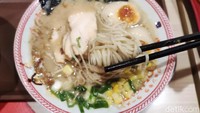 Ramen paling murah di sini yakni Tori Tori Ramen yang dibanderol dengan harga Rp 29.545 untuk porsi reguler dan Rp 40 ribu untuk porsi large. Foto: detikFood/Devi S. Lestari