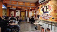 Area makan di restoran ini tidak terlalu luas namun cukup nyaman. Mirip seperti di bagian depan, area dalam resto juga dihias dengan lampion dan beberapa lukisan khas Jepang. Foto: detikFood/Devi S. Lestari