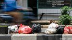 Jorok! Median Jalan di Ciputat Jadi Tempat Buang Sampah