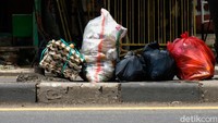 Bau tidak sedap tercium dekat tumpukan sampah.