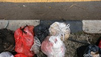 Dari aroma yang ditimbulkan, tumpukan sampah kebanyakan sampah rumah tangga seperti sampah dapur dan sisa makanan.