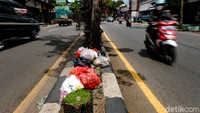 Sampah berjejer di Jalan Ir H Juanda, Kecamatan Ciputat Timur, Kota Tangerang Selatan, Provinsi Banten, Senin (29/11/2021) sekitar pukul 11.30 WIB.