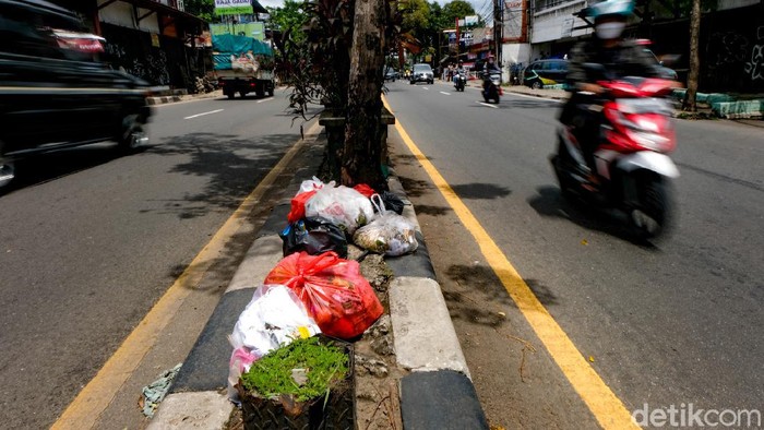 Pemandangan tak mengenakan terlihat di median Jalan Ir H Juanda, Ciputat Timur, Tangerang Selatan. Median jalan itu tampak dipenuhi sampah.