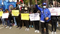 Para buruh juga turut mendesak agar UU Cipta Kerja dicabut.