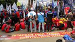 Kang Emil, Ini Curhatan Para Buruh yang Demo di Gedung Sate