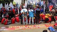 Sebagian peserta aksi juga membentangkan spanduk dan poster-poster yang menginginkan agar UMK ditetapkan sesuai rekomendasi walikota/bupati.