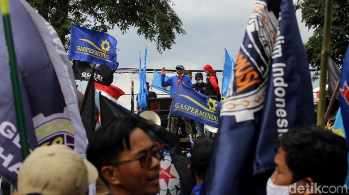 Kang Emil, Ini Curhatan Para Buruh yang Demo di Gedung Sate Buruh dari berbagai serikat pekerja kepung Gedung Sate, Kota Bandung, Jabar. Dalam aksi itu mereka tuntut Ridwan Kamil tetapkan UMK sesuai rekomendasi daerah.