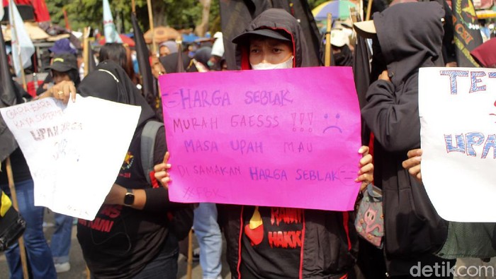 Buruh dari berbagai serikat pekerja kepung Gedung Sate, Kota Bandung, Jabar. Dalam aksi itu mereka tuntut Ridwan Kamil tetapkan UMK sesuai rekomendasi daerah.