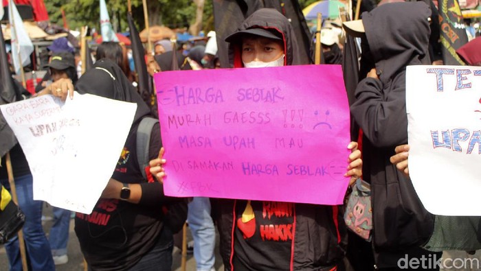 Kang Emil, Ini Curhatan Para Buruh yang Demo di Gedung Sate Buruh dari berbagai serikat pekerja kepung Gedung Sate, Kota Bandung, Jabar. Dalam aksi itu mereka tuntut Ridwan Kamil tetapkan UMK sesuai rekomendasi daerah.