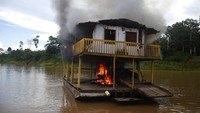Satu dari lebih 60 kapal tongkang yang dibakar otoritas IBAMA. Penambangan emas massal itu dipicu rumor bahwa ada yang telah menemukan emas di sana.