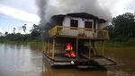 Kapal Penambang Emas Ilegal di Anak Sungai Amazon Dibakar Petugas