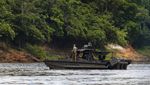 Kapal Penambang Emas Ilegal di Anak Sungai Amazon Dibakar Petugas