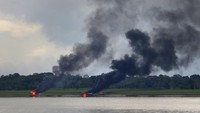 Lebih 60 kapal tongkang pengerukan dibakar oleh petugas Institut Lingkungan dan Sumber Daya Alam Terbarukan Brasil (IBAMA), Minggu (28/11/2021). Aktivitas ilegal tersebut mengancam habitat sungai Madeira, anak sungai sungai Amazon di Borba, negara bagian Amazonas, Brasil.
