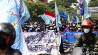 Diketahui, aksi tersebut dilakukan dalam rangka mengawal penetapan upah minimum kabupaten/kota (UMK) oleh Pemerintah Provinsi Jabar.