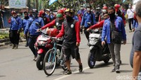 Pantauan detikcom di Pasteur pada pukul 11.40 WIB, ratusan buruh melaju dengan pelan di jalan Pasteur ke arah flyover Pasupati atau Gedung Sate. Terpantau ada sejumlah mobil komando yang diikuti ratusan buruh yang berjalan kaki sambil mengibarkan bendera serikat pekerja masing-masing.