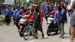 Buruh di Bandung Konvoi ke Gedung Sate Kawal Penetapan UMK