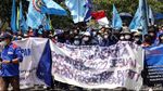 Buruh di Bandung Konvoi ke Gedung Sate Kawal Penetapan UMK
