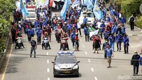  Terlihat ada mobil polisi yang mengawal para demonstran.