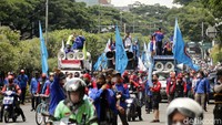 Tampak para buruh dengan mobil pengeras suara melakukan konvoi menuju kantor gubernur di Gedung Sate.