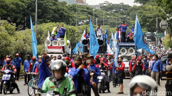 Kawal Penetepan UMK, Buruh di Bandung Longmarch ke Gedung Sate Ratusan buruh melakukan aksi long march menuju Gedung Sate, Kota Bandung. Aksi itu dilakukan untuk mengawal penetapan UMK oleh Pemprov Jabar.