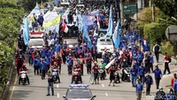 Ratusan buruh yang tergabung dalam berbagai serikat pekerja melakukan aksi long march dari Gerbang Tol Pasteur menuju Gedung Sate, Kota Bandung pada Senin (29/11/2021). Akibatnya, arus lalu lintas sempat tersendat.