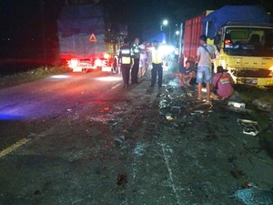 Truk vs Mobil di Ngawi, Satu Orang Kritis