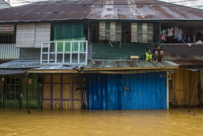 Banjir kembali rendam Kabupaten Hulu Sungai Tengah, Kalimantan Selatan. Sejumlah rumah dan toko milik warga pun terendam dengan ketinggian 30 cm hingga 2 meter.