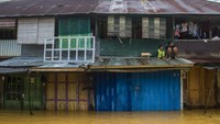 Mengutip Antara, banjir menyebabkan sejumlah rumah terendam dengan ketinggian 30 cm hingga 2 meter. 