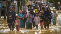 Kondisi tersebut menyebabkan aktivitas warga menjadi terganggu. Meski begitu, tak sedikit warga yang masih beraktivitas di luar rumah di tengah banjir.