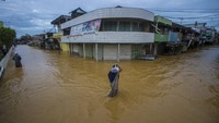 Hujan dengan intensitas tinggi yang mengguyur kawasan Barabai, Kabupaten Hulu Sungai Tengah, Kalimantan Selatan, pada Minggu (28/11) kemarin diketahui mengakibatkan pusat perkotaan Barabai kembali terendam banjir.
